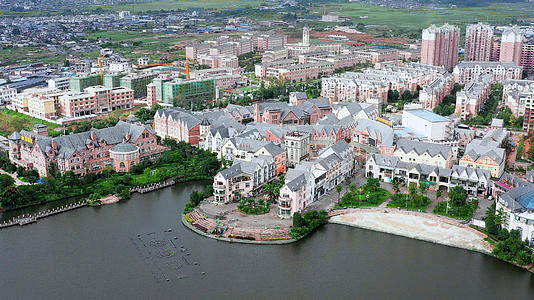 8k航拍腾冲东湖高黎贡旅游小镇视频的预览图