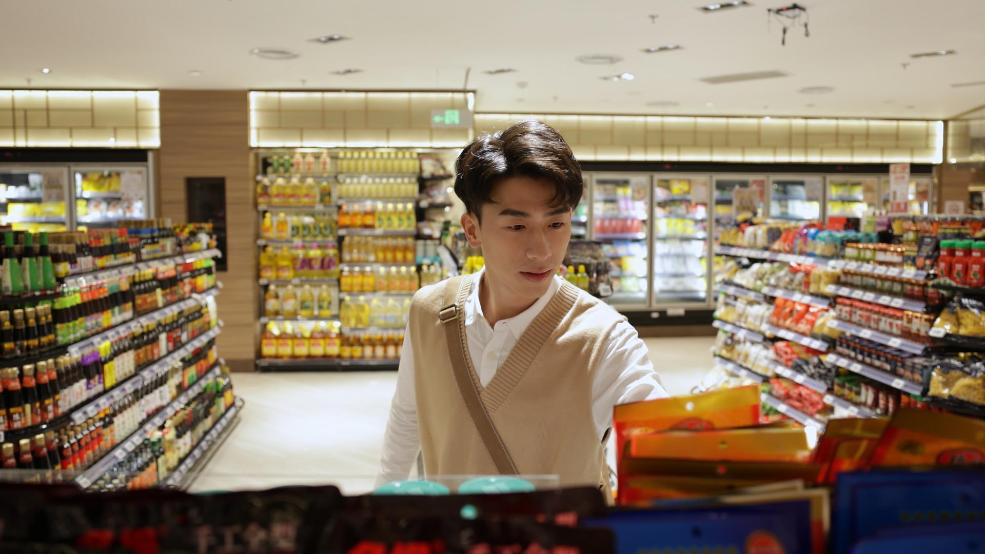 年轻的男性超市购物视频的预览图