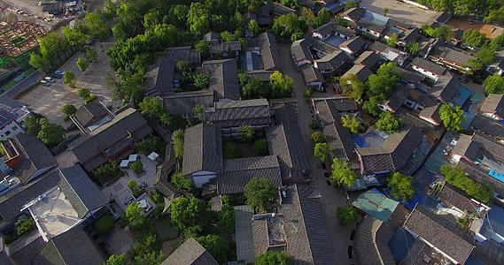 4k高清俯拍丽江束河古镇房屋建筑视频的预览图