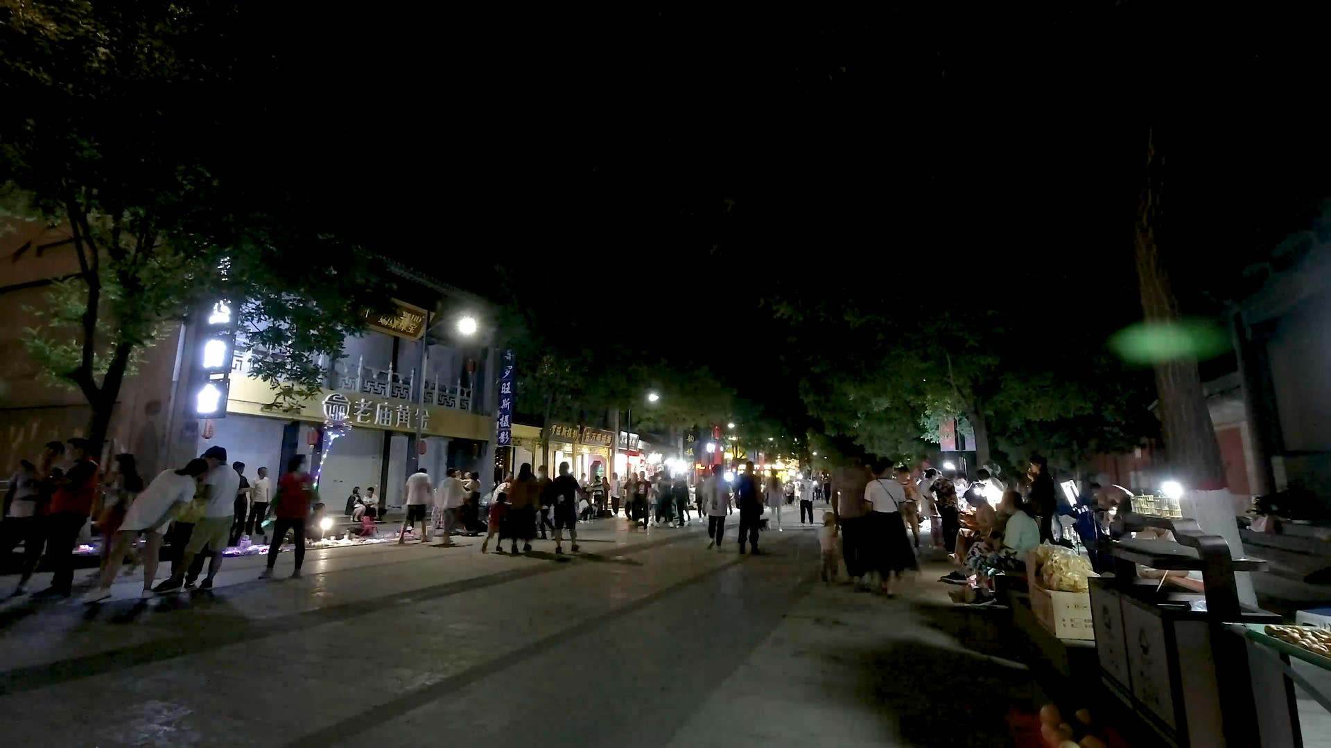 延时摄影逛夜市的人视频的预览图