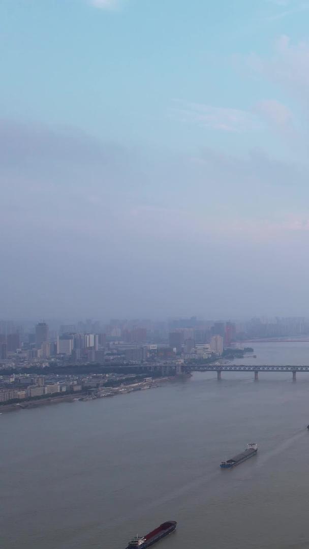 航拍蓝天白云长江与汉江交汇处武汉起源地街景素材视频的预览图