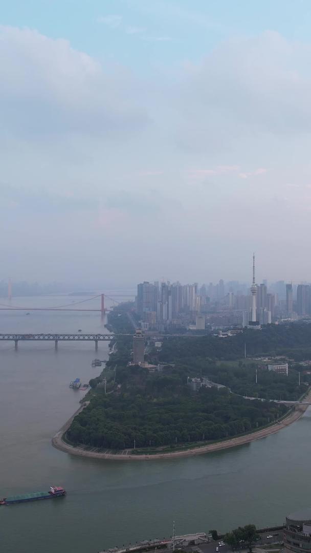 航拍蓝天白云长江与汉江交汇处武汉起源地街景素材视频的预览图