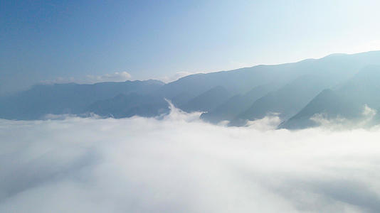 4K航拍震撼山脉山顶云海视频的预览图