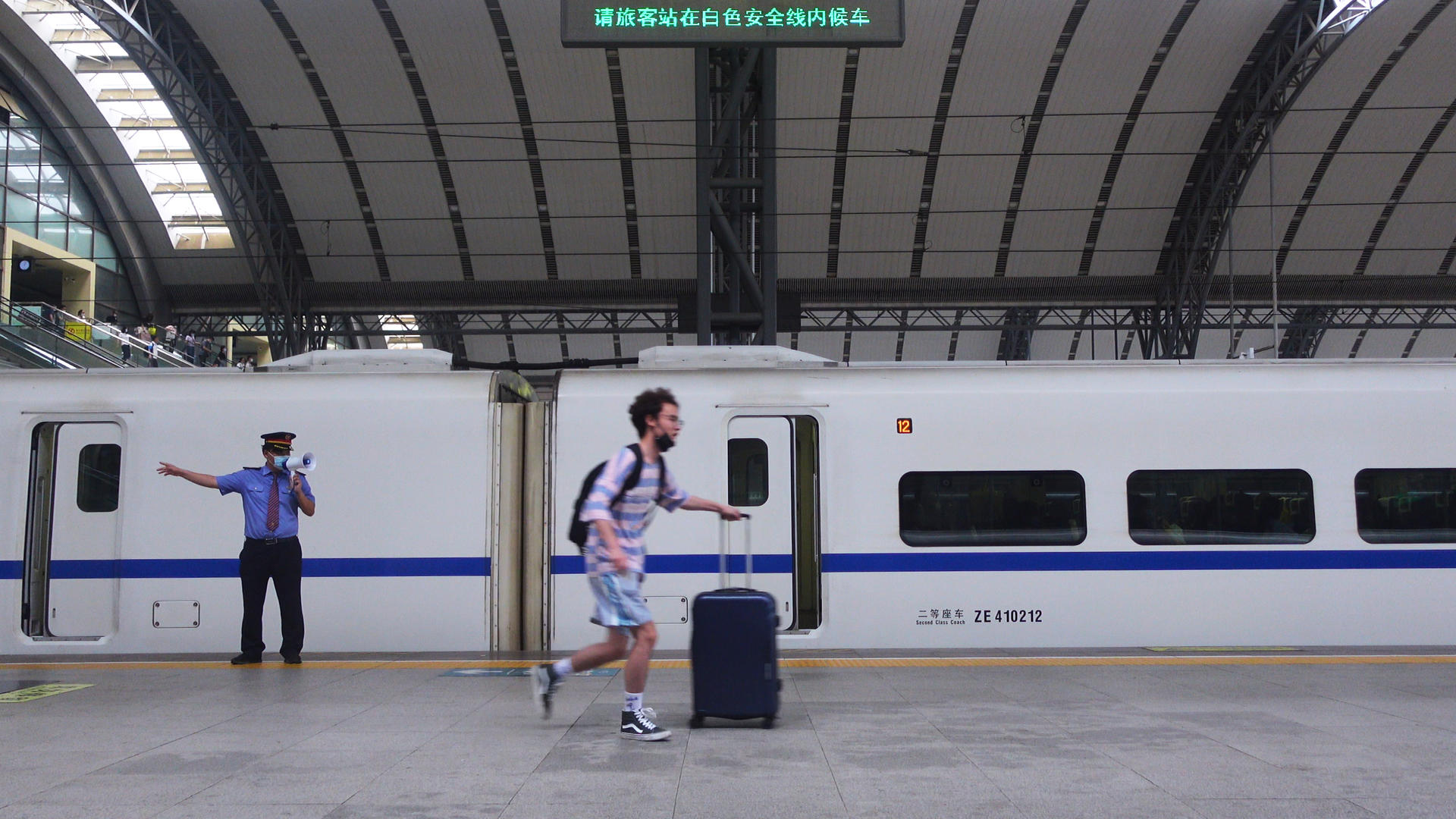 延时摄影城市高铁站台里来来往往的人群交通街景人流4k素材视频的预览图