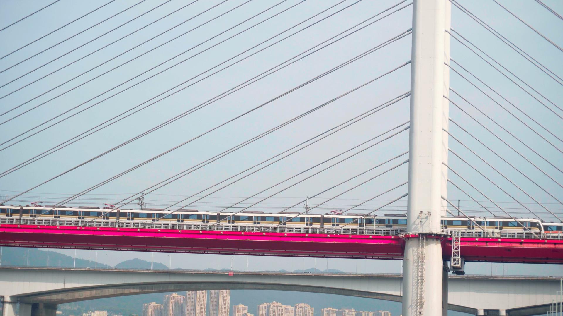 4k实拍宏伟大桥轻轨建筑视频的预览图