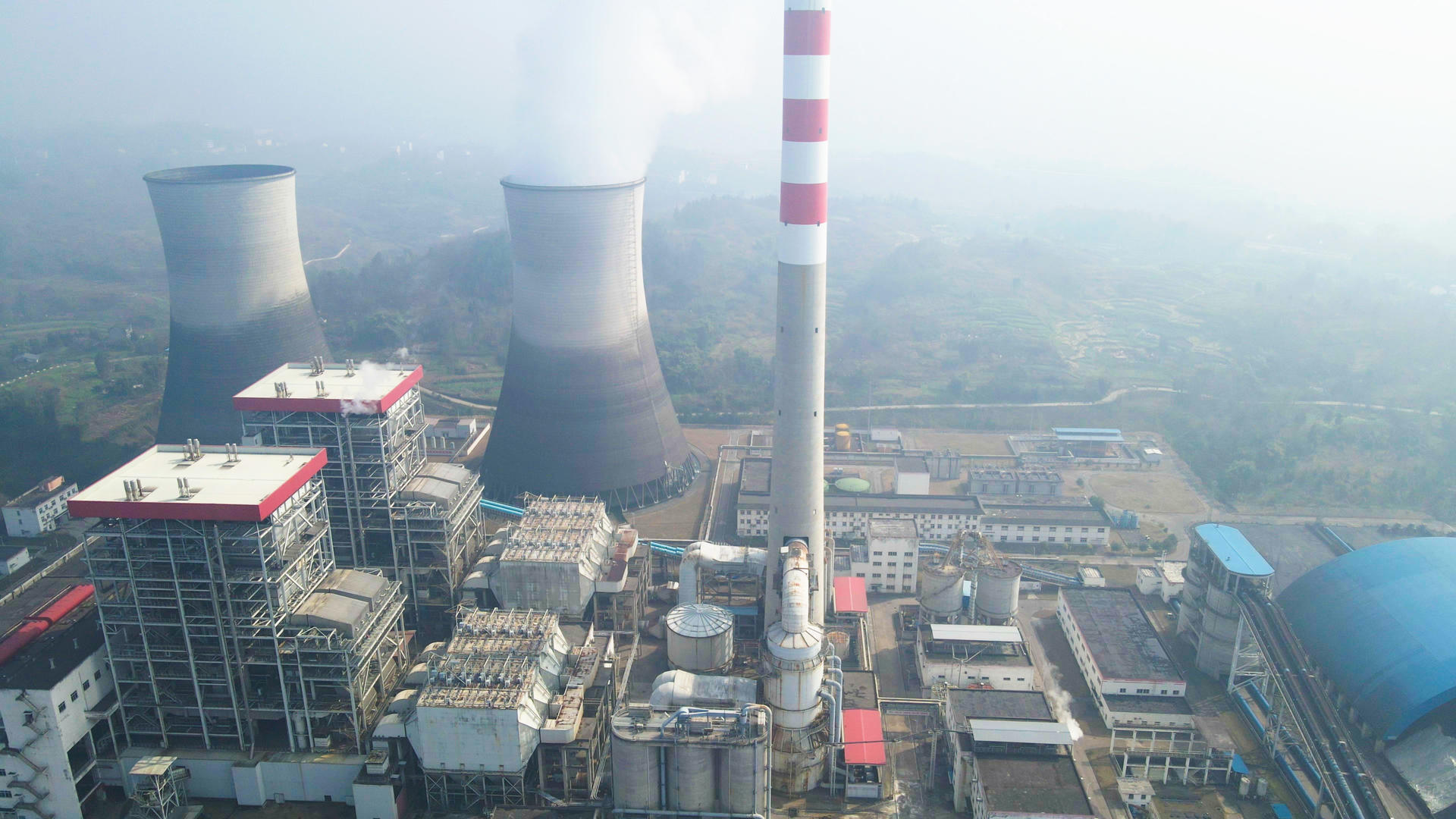4K航拍现代工业工厂环境污染视频的预览图