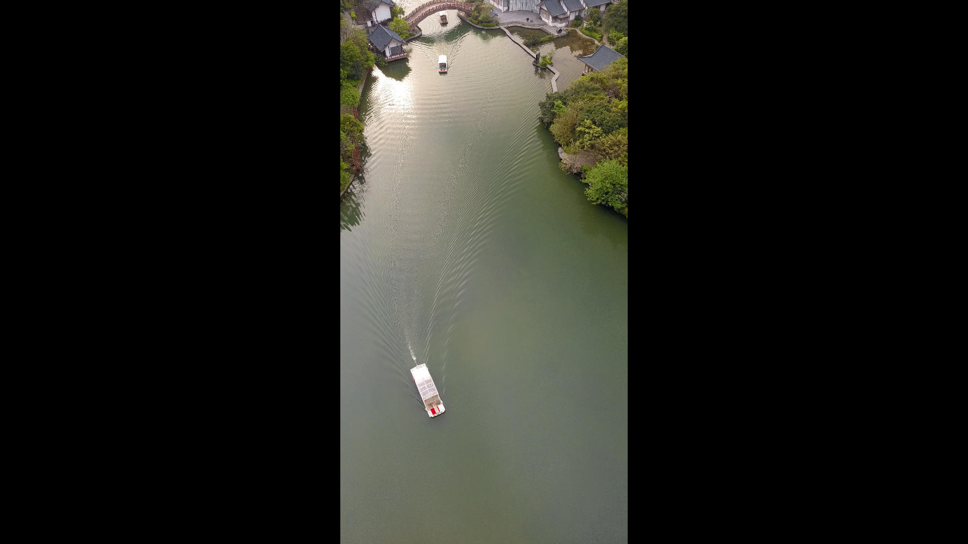 竖拍竖屏航拍桂林木龙湖公园小船桂林风景区视频的预览图