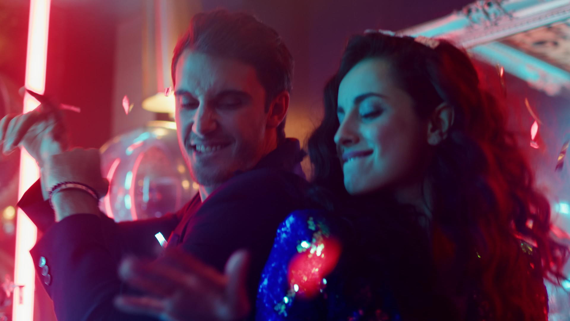 快乐的情侣们一起在游戏派对上跳舞视频的预览图