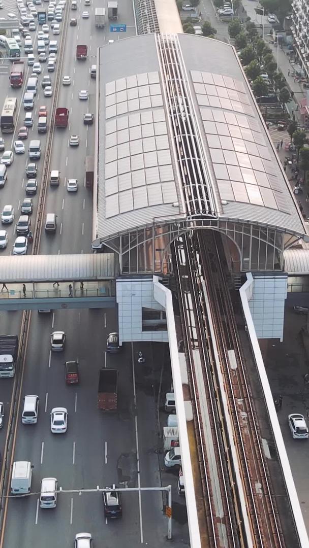 城市航拍风景城市立体轨道交通轻轨列车进站素材视频的预览图