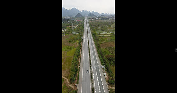 竖拍竖屏桂林高速公路风景高速城郊高速视频的预览图