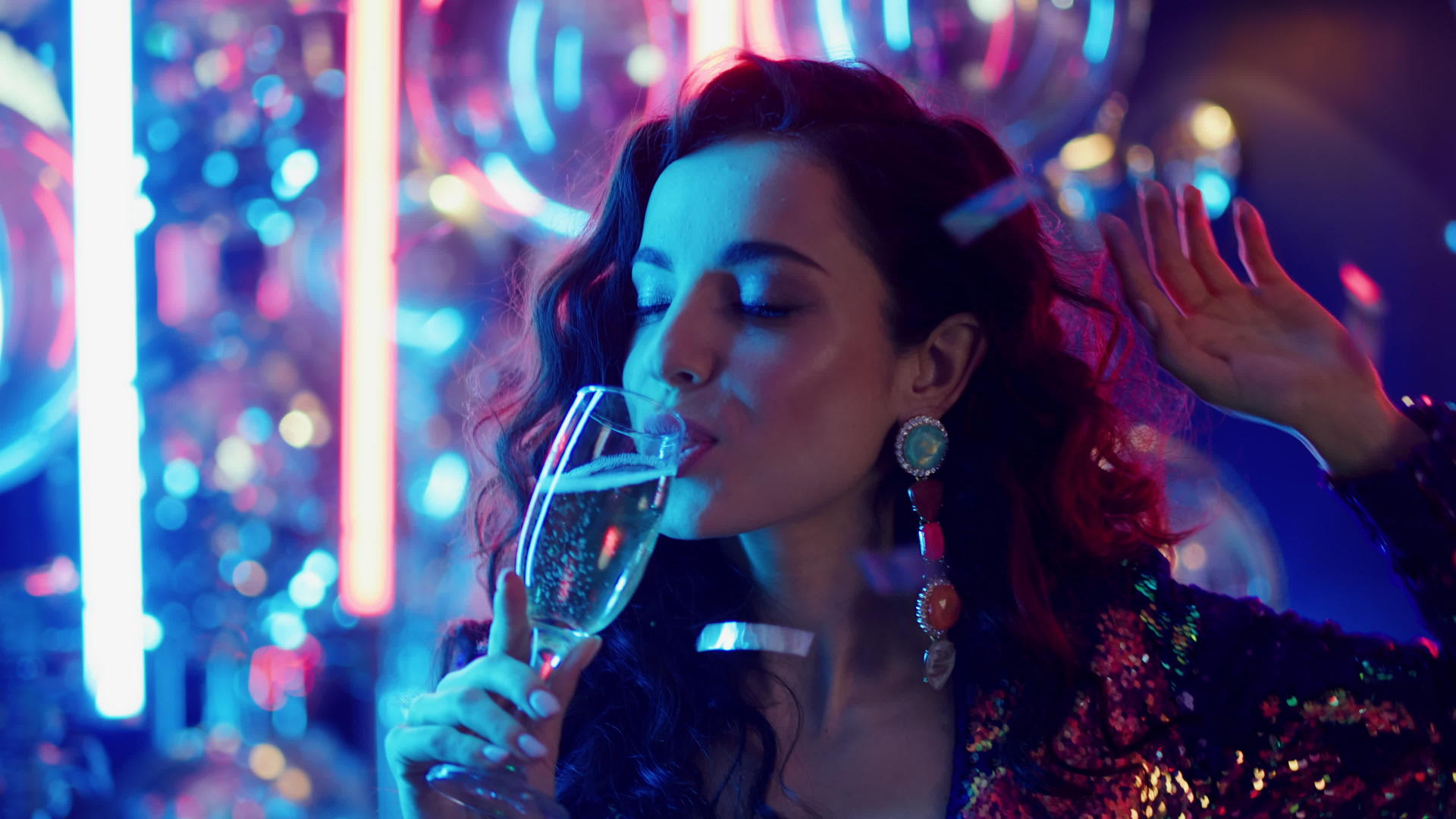 在派对上女孩拿着香槟在庆祝视频的预览图