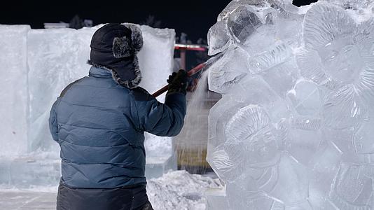 4k冰雕艺术雕塑冰块员工作业塑形视频的预览图