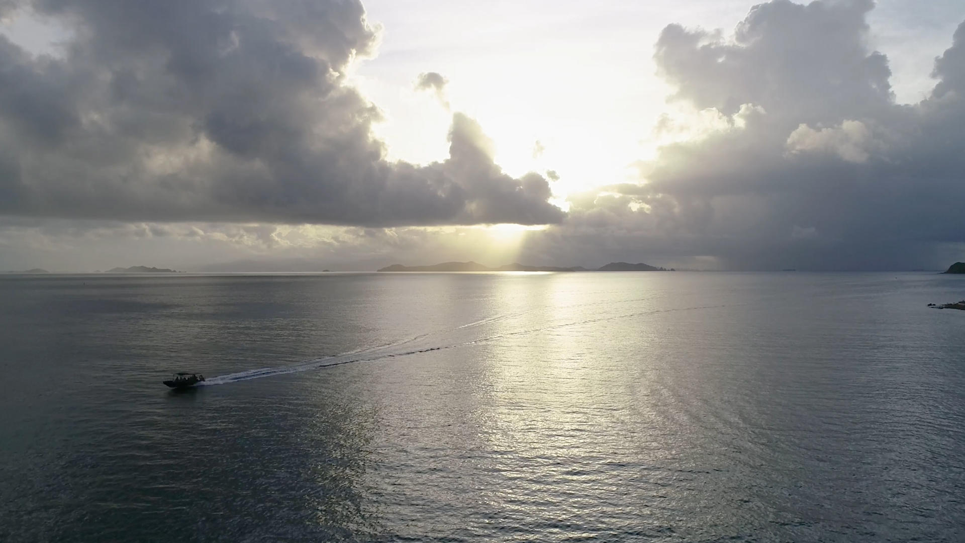4k清晨海面上的积雨云视频的预览图
