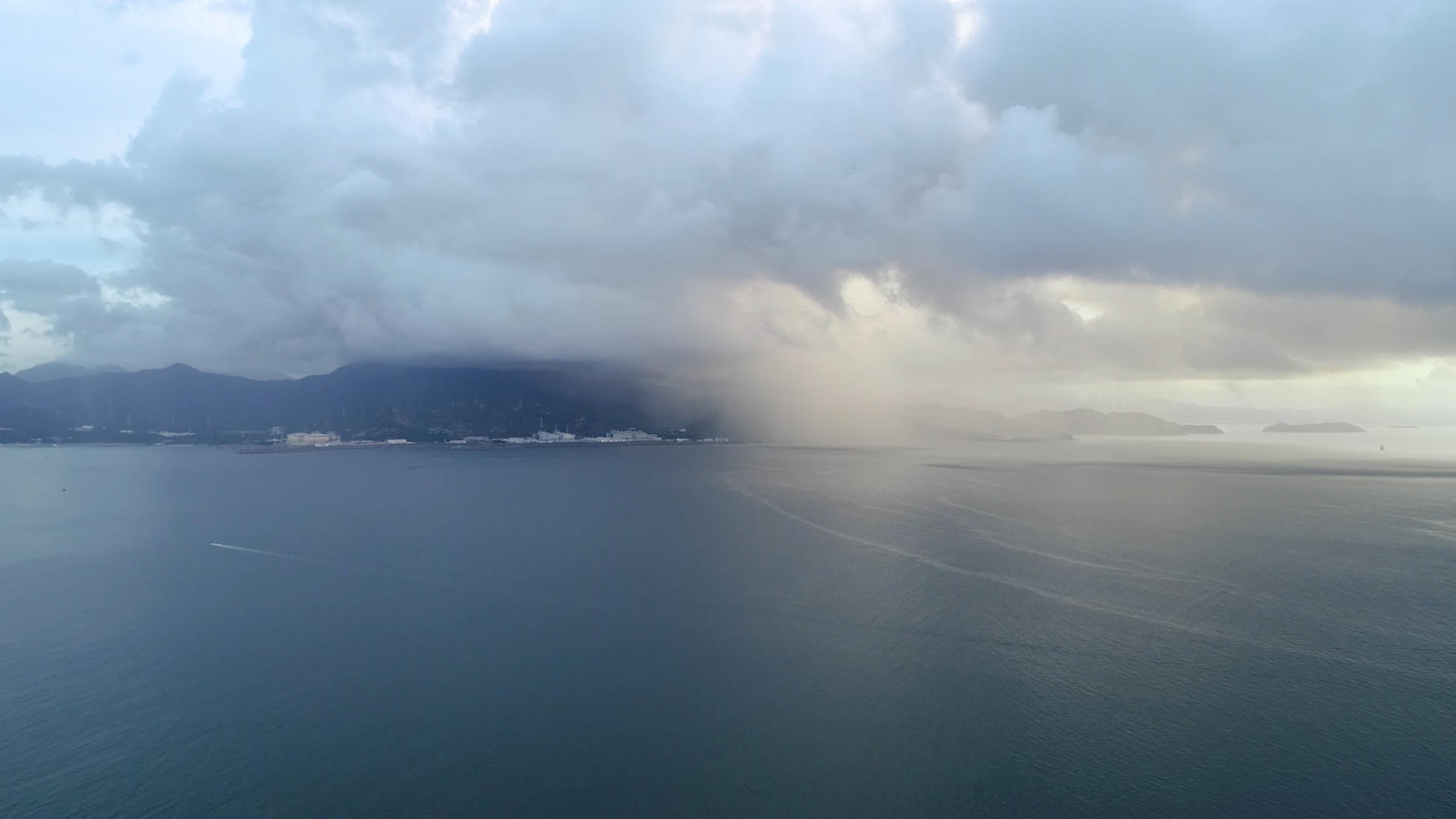 4k清晨海面上的积雨云视频的预览图