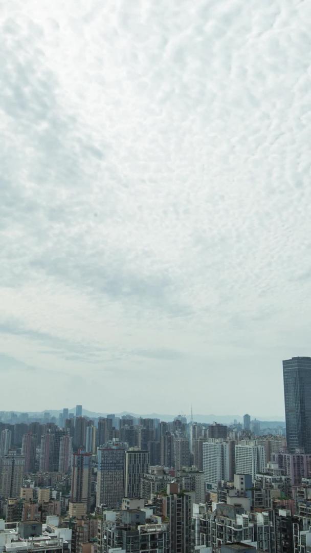 蓝天白云延迟拍摄的重庆城市中心视频的预览图