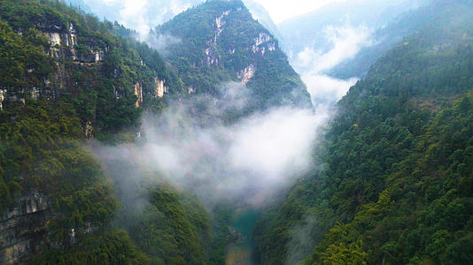 4K航拍阿依河河谷峡谷云雾缭绕绿水青山视频的预览图