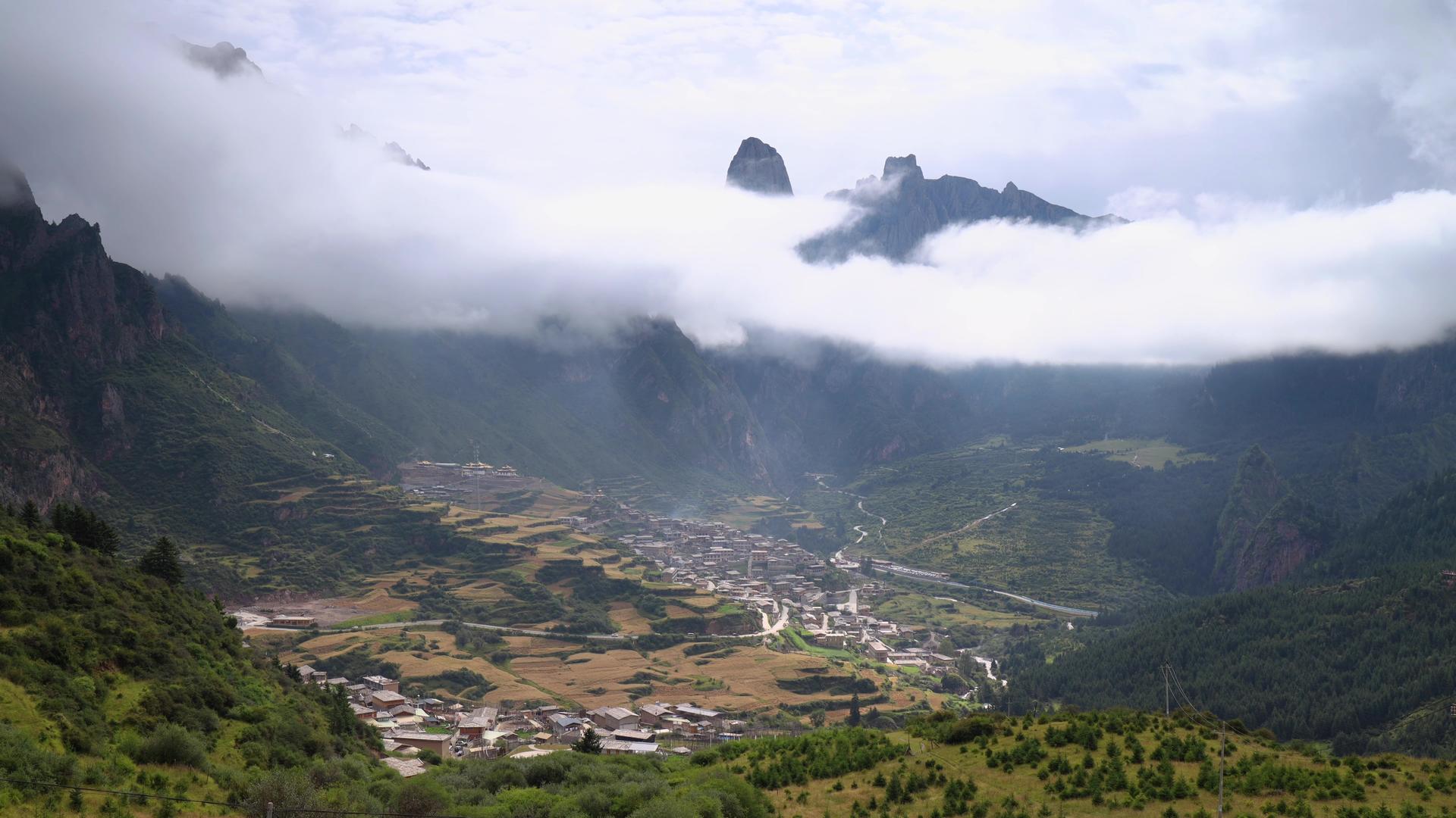 如仙境一般的扎尕那景区东哇村清晨云雾缭绕延时视频视频的预览图