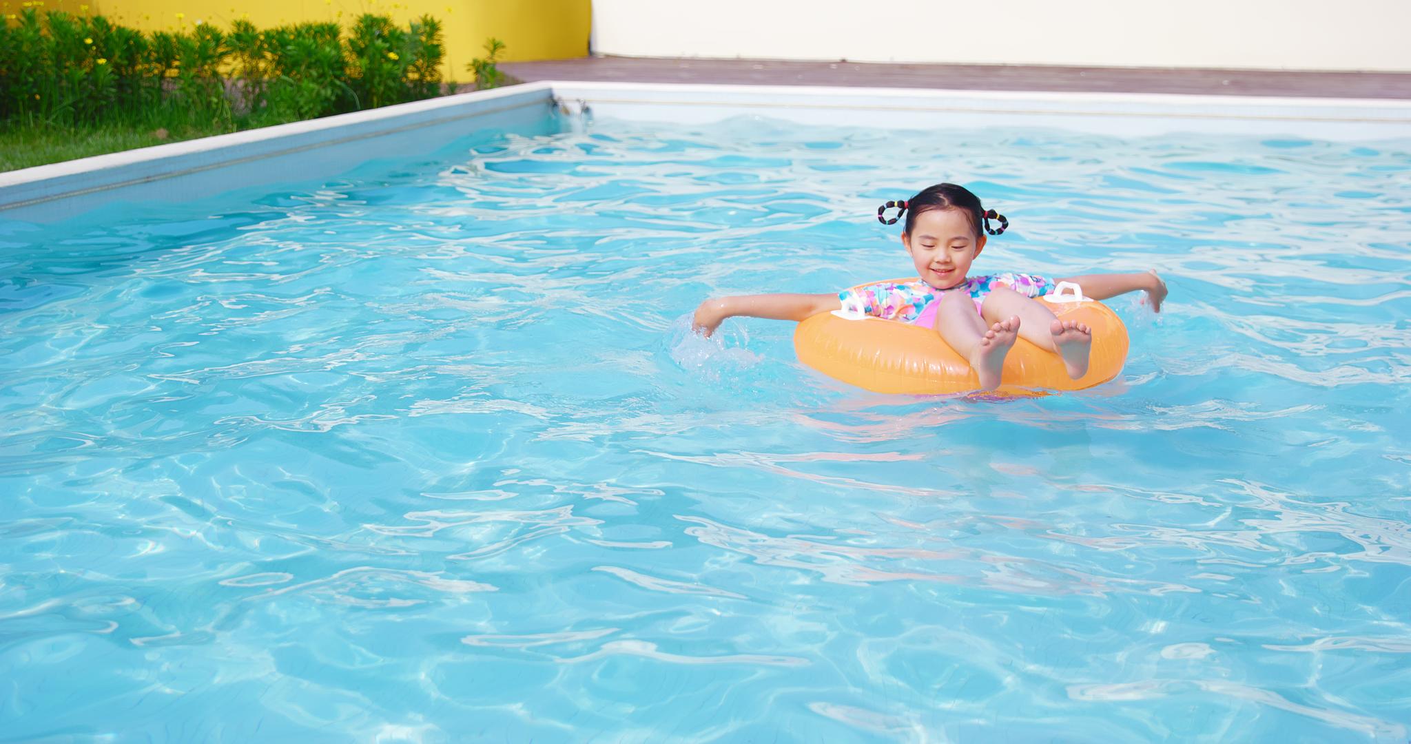 8K小女孩开心的坐在游泳圈上视频的预览图