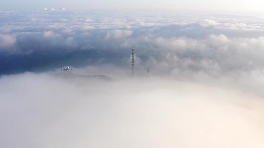 4K航拍日出云海山顶信号塔穿云视频的预览图