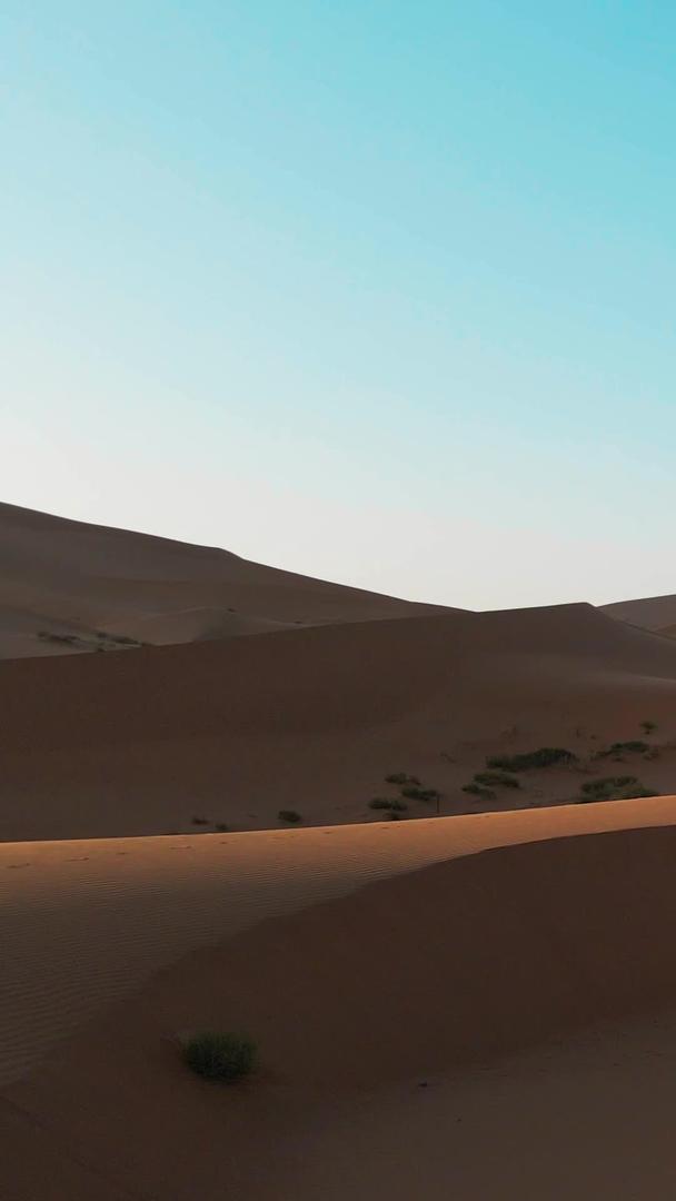 航空摄影师在沙漠中行走视频的预览图