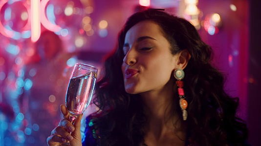 在派对上喝香槟庆祝的女孩视频的预览图