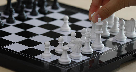 4K多角度拍摄国际象棋下棋过程合集素材视频的预览图