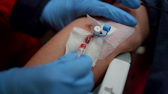 辅助医护人员从人血管液中取入输管液进行检测视频的预览图