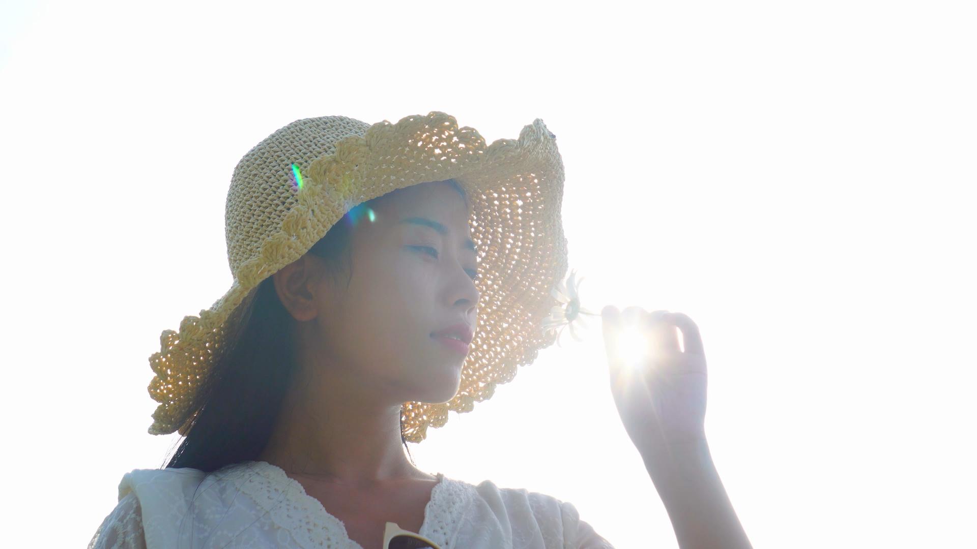 4k实拍早晨美女在阳光下呼吸花朵的味道视频的预览图