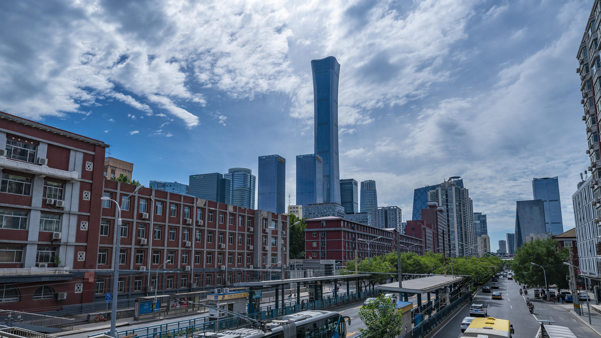 蓝天白云下北京国贸延时视频的预览图