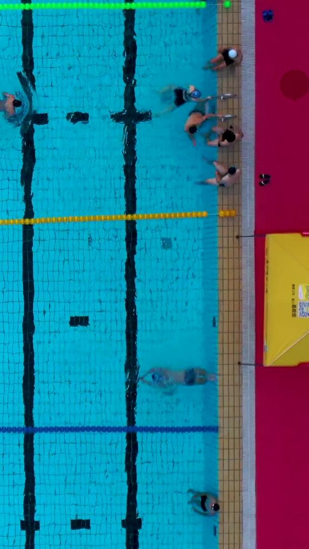 炎热的夏季航拍在游泳池里游泳视频的预览图