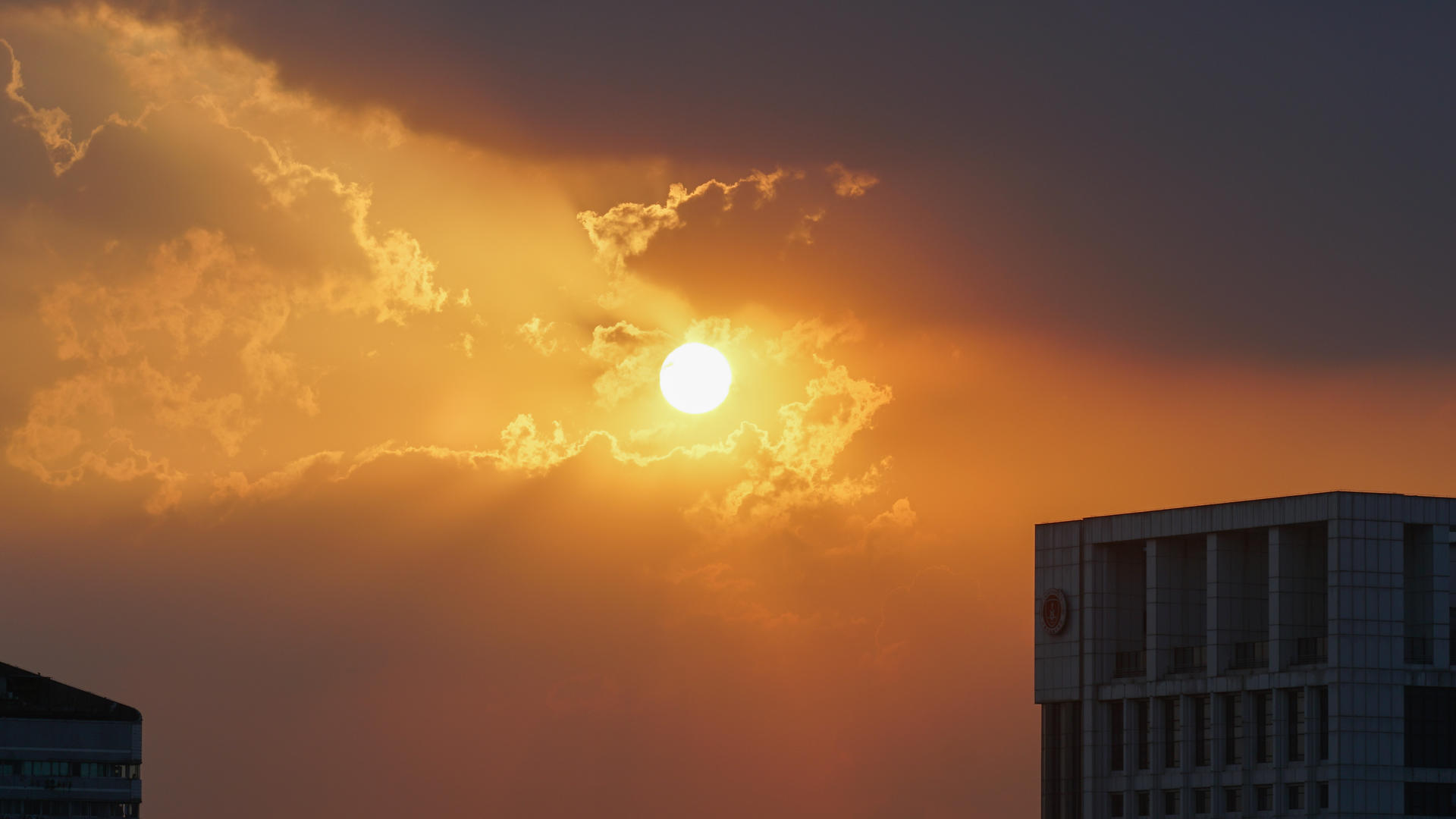 延时摄影城市夕阳晚霞日落天空云海火烧云素材视频的预览图