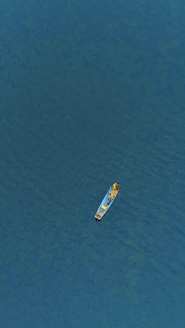 航拍江面渔船视频的预览图