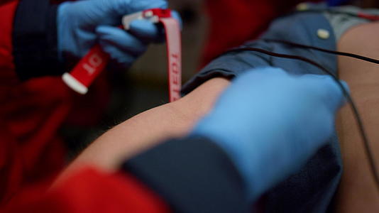 把止血带放在病人的手臂上医生准备血液测试视频的预览图