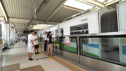 重庆轻轨到站乘客上车视频的预览图