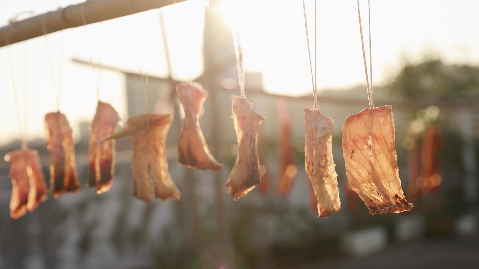 春节过年美食晒制作腊肉视频的预览图