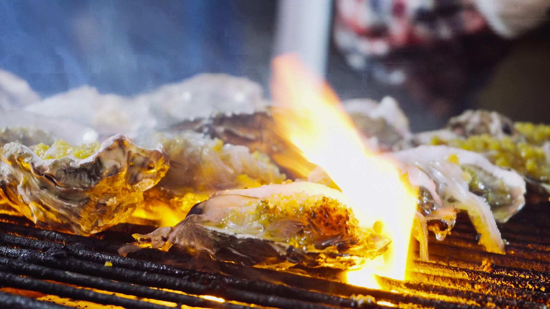 4K实拍夜宵美食小吃烤牡蛎美食街视频素材视频的预览图