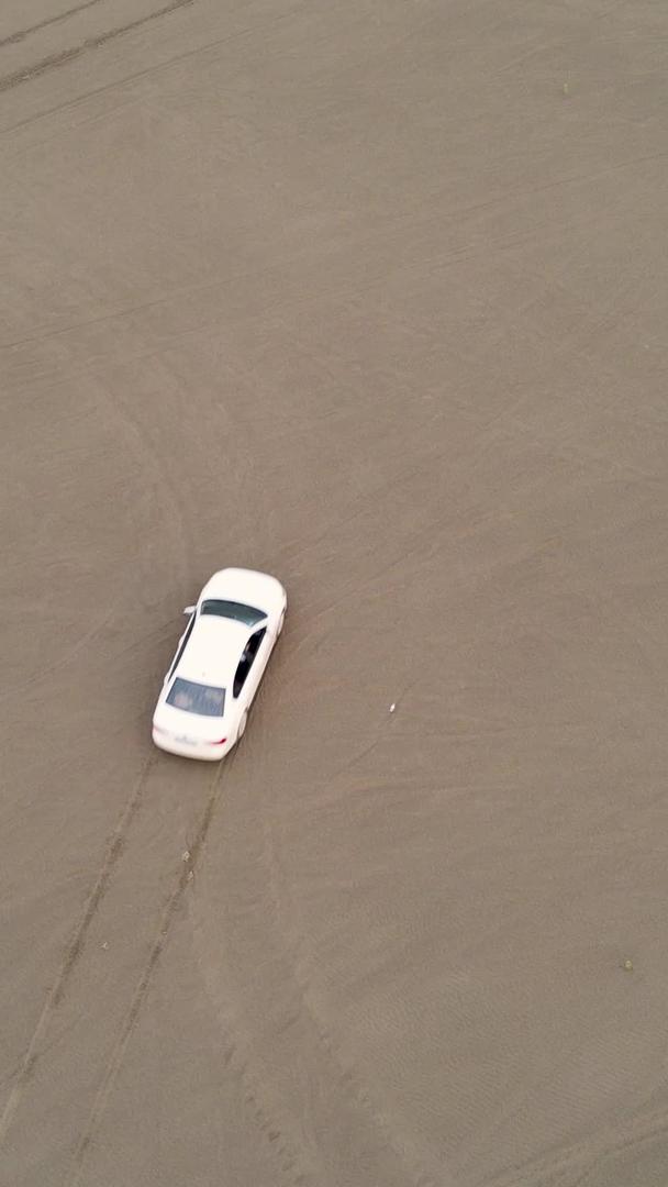 在沙地上航行的汽车视频素材视频的预览图
