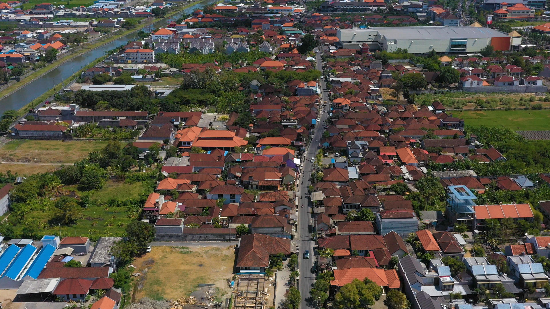 巴厘岛房屋建筑街道马路航拍4K视频的预览图