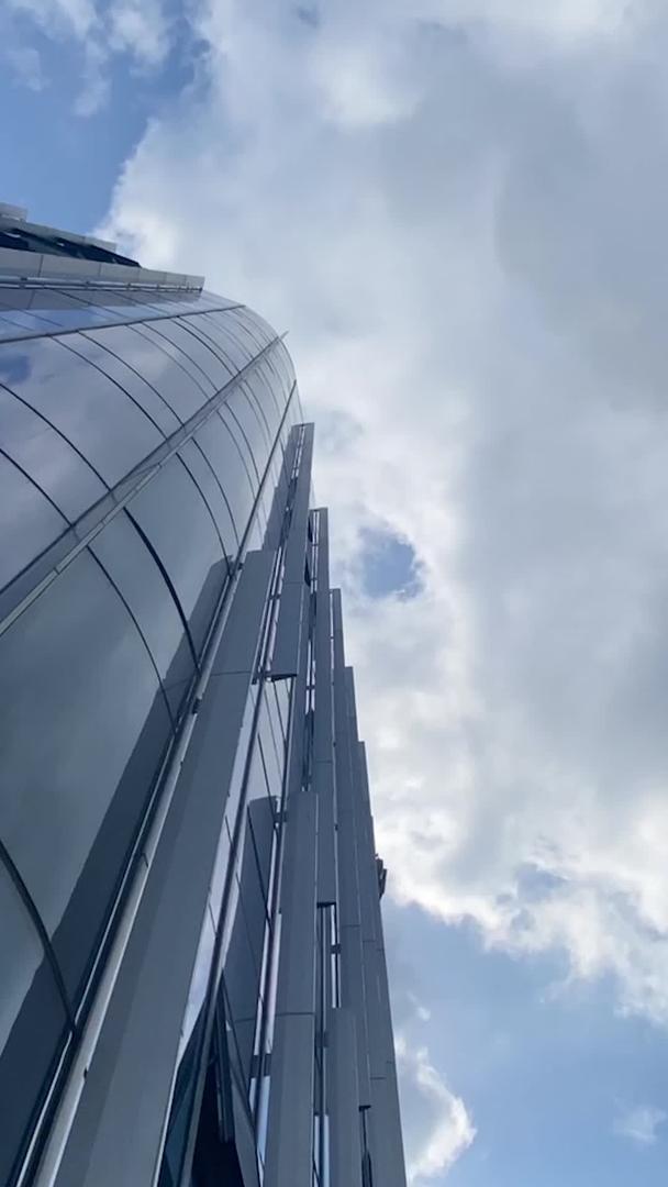 南京世贸大厦云层变化延迟摄影视频的预览图