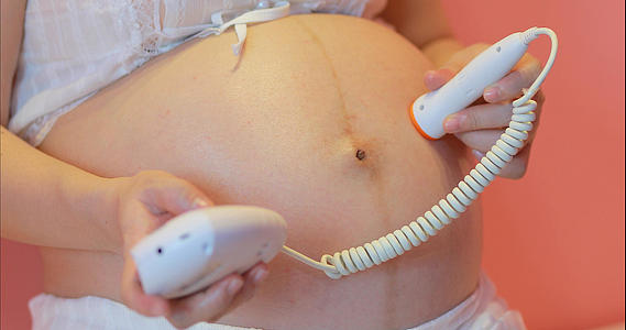 孕妇准妈妈测量怀孕肚子里的胎儿胎心率视频的预览图