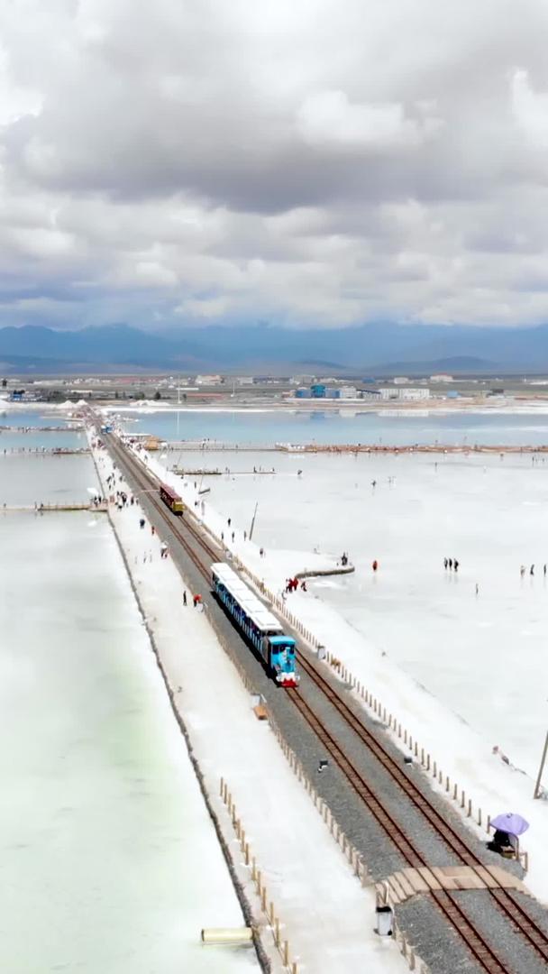 青海西宁天空镜小火车航拍视频的预览图