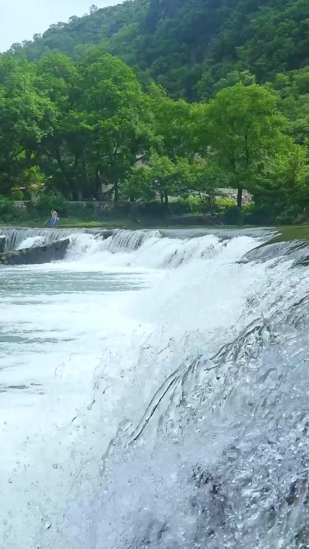 溪流瀑布深处的大山视频的预览图