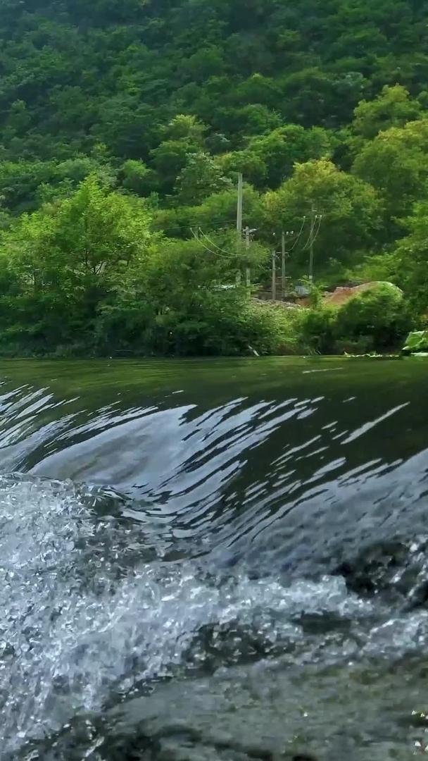 溪流瀑布深处的大山视频的预览图
