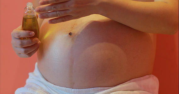孕妇准妈妈防止妊娠纹肚子上摸精油4k视频的预览图