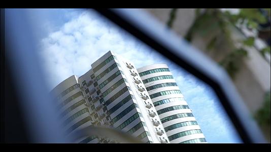 两种清新自然的城市高楼景色视频的预览图