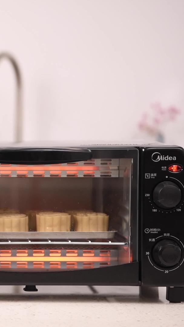 烤箱里的月饼变焦了视频的预览图