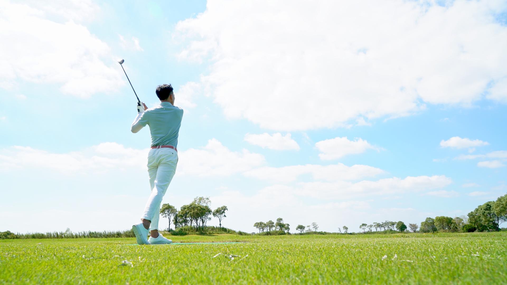 年轻男性在高尔夫球场打高尔夫视频的预览图