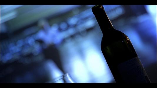 一支加拿大产红酒瓶在绚丽背景中闪闪发光视频的预览图