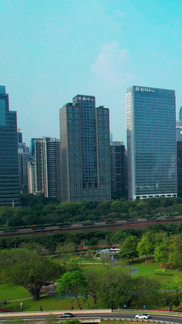 广州城市CBD金融商务写字楼蓝天白云航拍视频的预览图