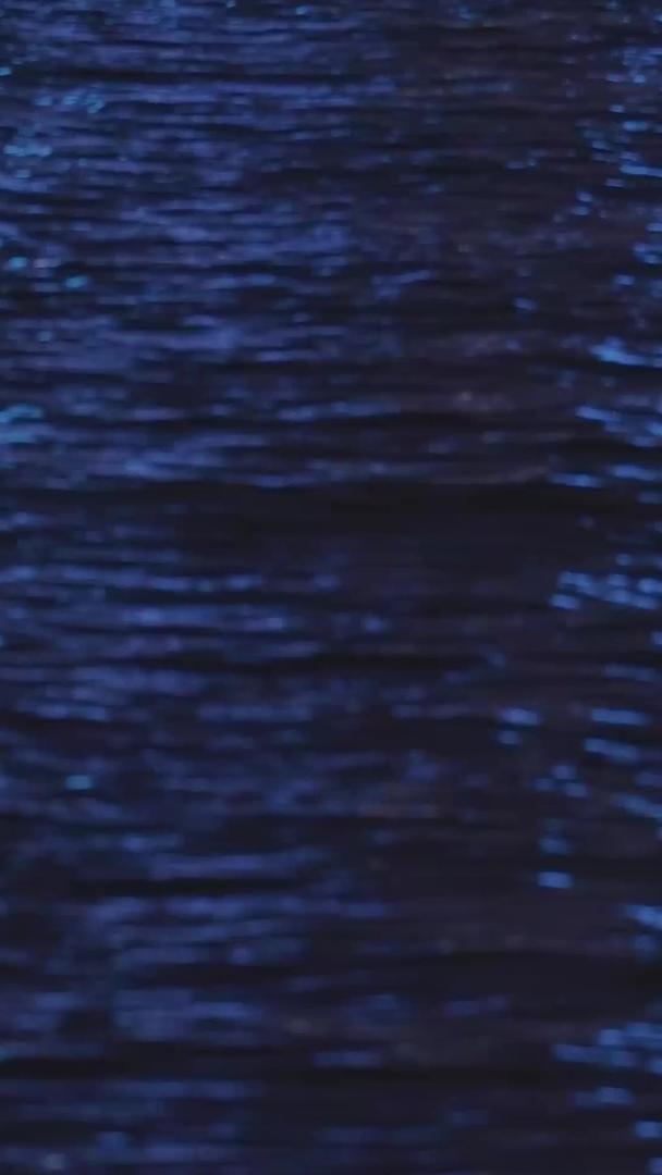 城市暴雨后积水道路波光粼粼的蓝色反射光材料视频的预览图